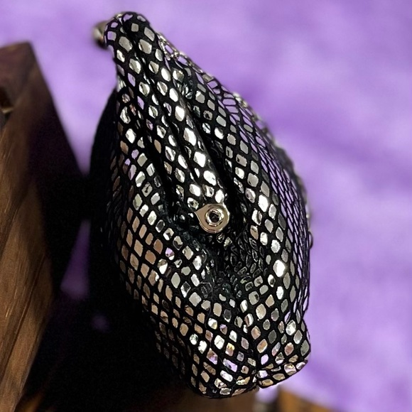 🛑SOLD🛑 VINTAGE WILSONS LEATHER Silver Clutch w/Chain - Picture 5 of 11